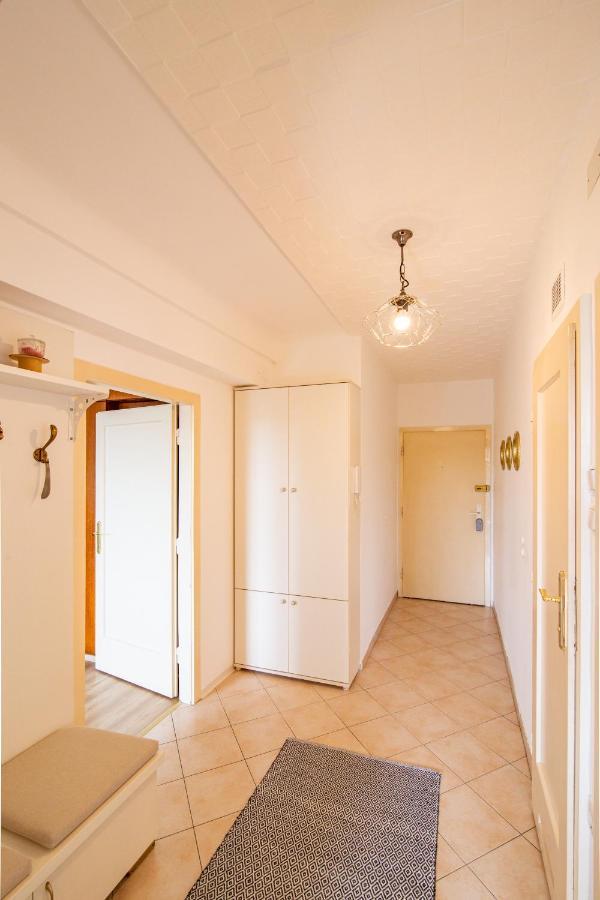 Best Rated Central Apartment Vienna - Ac, Wifi, 24H7Days Self Check-In, Board Games, Netflix Exterior photo